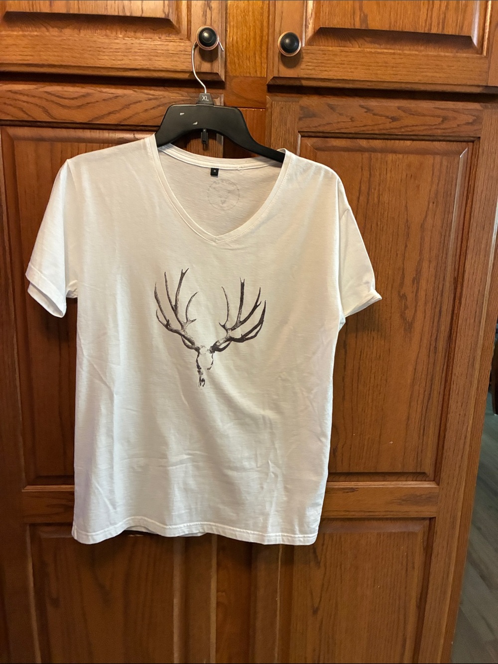 Womens cram Short Sleeve V-Neck Tee with Antler Graphic size M